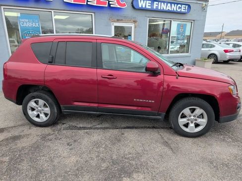 Used 2017 Jeep Compass Latitude FWD image 13