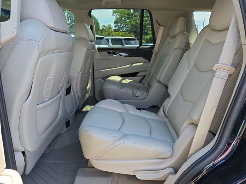 Used 2020 Cadillac Escalade 2WD image 11