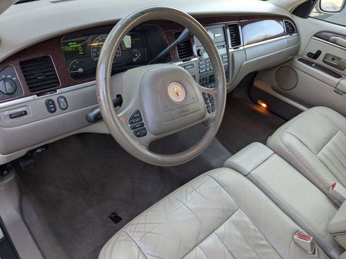 Used 2004 Lincoln Town Car Signature image 4