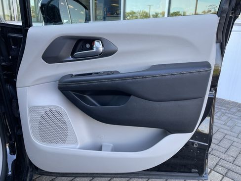 Used 2024 Chrysler Pacifica Touring-L image 32