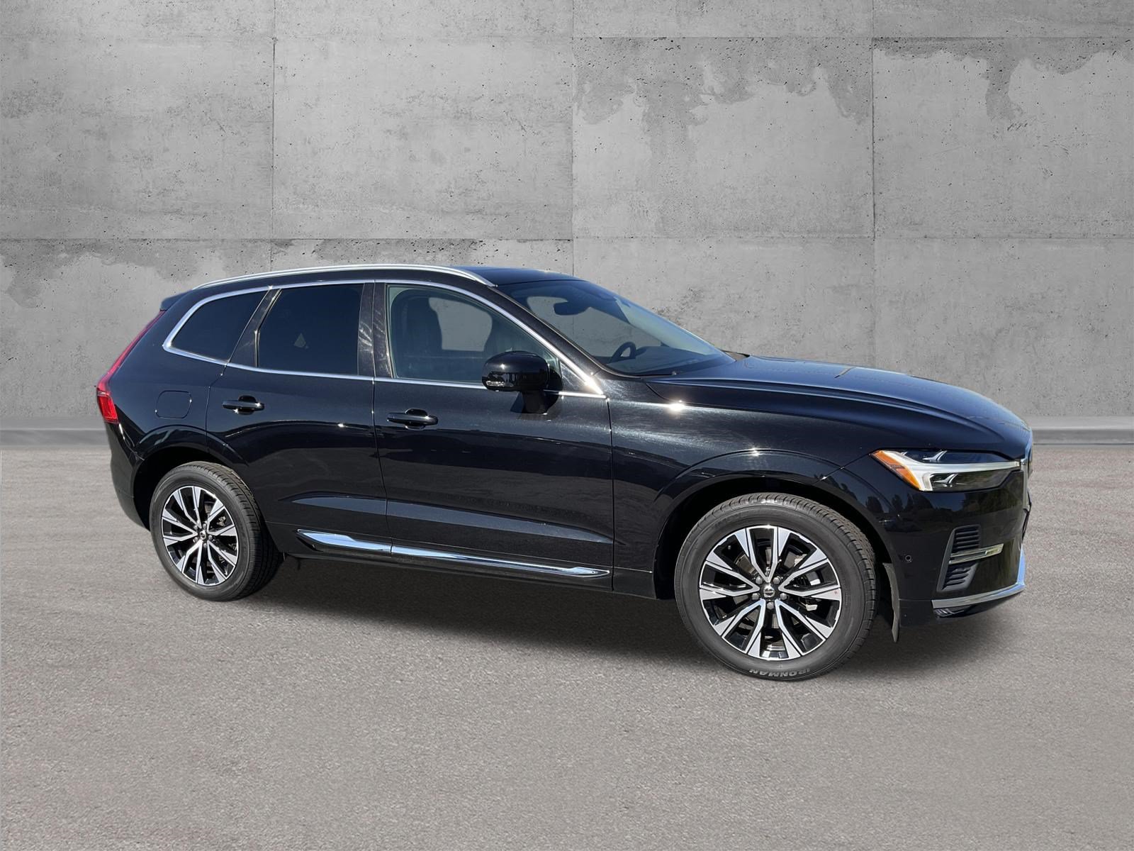 Used 2023 Volvo XC60 B5 Plus AWD/4WD image 1