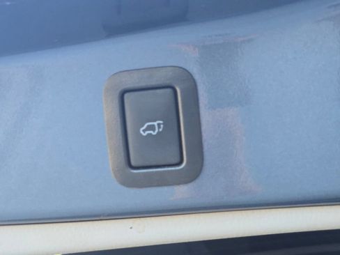 Used 2019 Toyota Highlander XLE AWD/4WD image 16