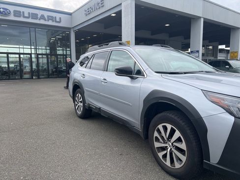 Used 2025 Subaru Outback Premium image 4