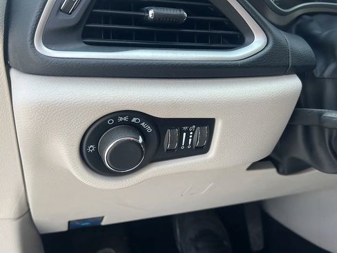 Used 2022 Chrysler Voyager LX image 19