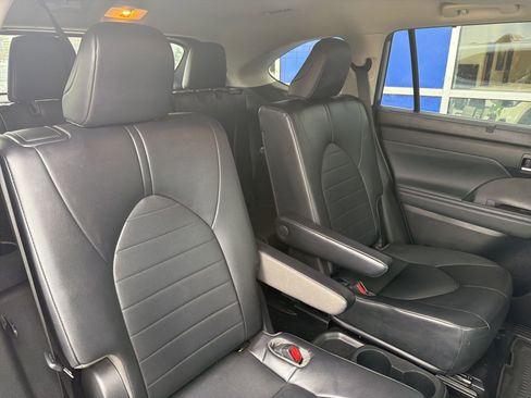 Used 2022 Toyota Highlander XLE AWD/4WD image 24
