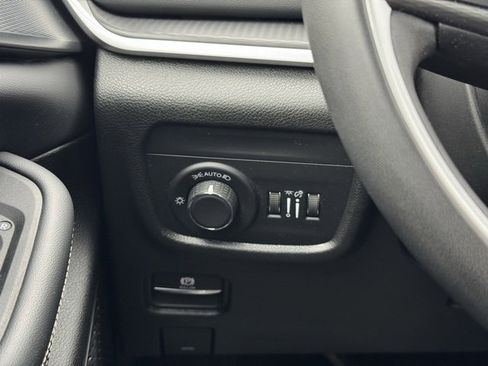 Used 2023 Jeep Grand Cherokee Laredo image 34