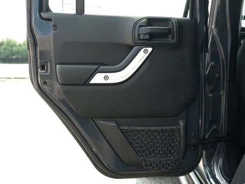 Used 2018 Jeep Wrangler Unlimited Sahara w/ Dual Top Group AWD/4WD image 28