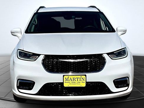 Used 2022 Chrysler Pacifica Touring-L image 3