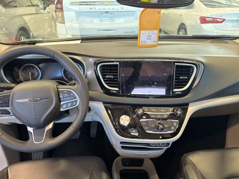 Used 2024 Chrysler Pacifica Touring-L image 10