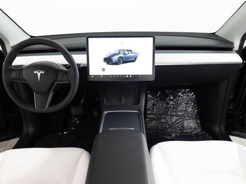 Used 2024 Tesla Model Y Long Range AWD/4WD image 35