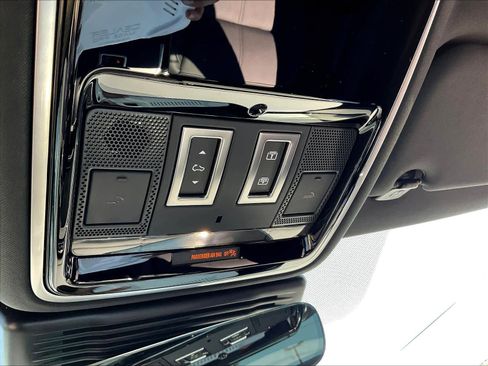 New 2026 Land Rover Range Rover Velar Dynamic SE image 19