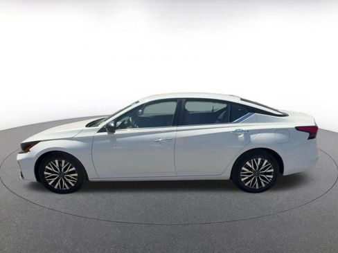 Used 2025 Nissan Altima 2.5 SV FWD image 9