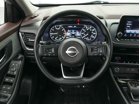 Used 2023 Nissan Rogue SV AWD/4WD image 14
