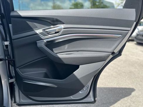 Used 2023 Audi e-tron Premium Plus w/ Premium Plus Package image 22