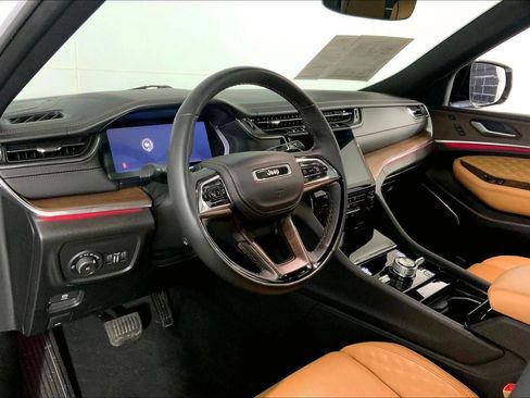 Used 2025 Jeep Grand Cherokee L Summit w/ Luxury Tech Group V AWD/4WD image 14