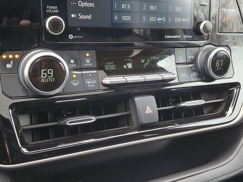 Used 2022 Toyota Highlander XLE image 18