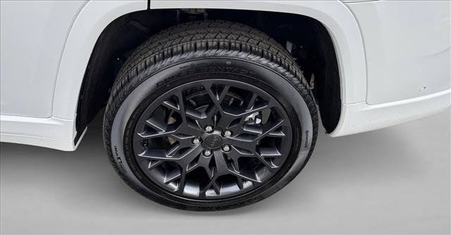 Used 2025 Jeep Grand Cherokee L Summit AWD/4WD image 9
