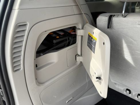 Used 2020 Chrysler Pacifica Limited w/ Advanced Safetytec Group image 11