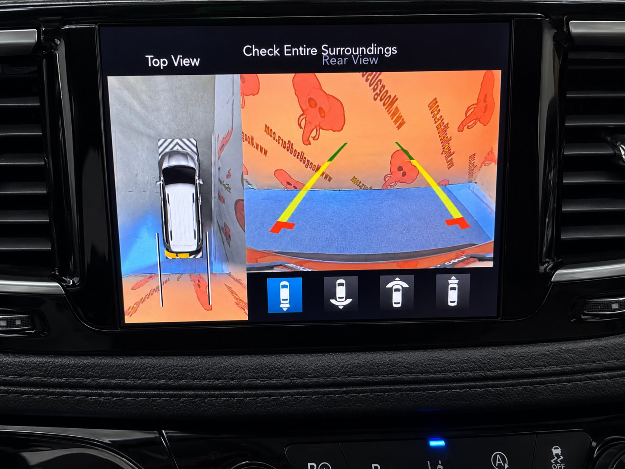 Used 2019 Chrysler Pacifica Limited w/ Tire & Wheel Group FWD image 32