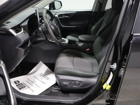 Used 2025 Toyota RAV4 XLE FWD image 9
