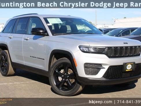 Used 2023 Jeep Grand Cherokee Altitude image 1