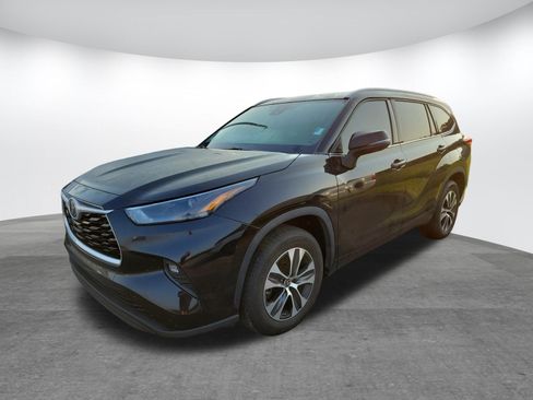 Used 2022 Toyota Highlander XLE FWD image 3