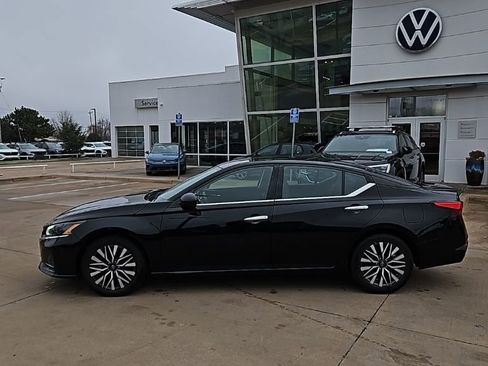 Used 2024 Nissan Altima 2.5 SV image 8