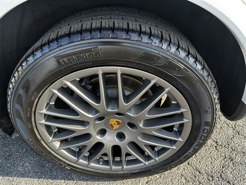 Used 2018 Porsche Cayenne Platinum Edition w/ Premium Package image 18