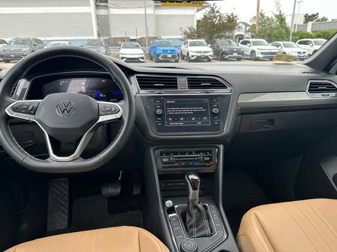Certified 2023 Volkswagen Tiguan SE w/ Panoramic Sunroof Package AWD/4WD image 16