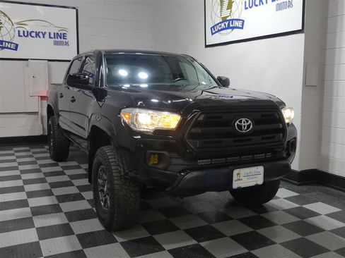 Used 2017 Toyota Tacoma SR image 5