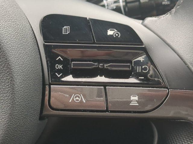 Used 2025 Hyundai Elantra Limited FWD image 25