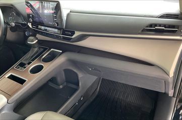 Used 2023 Toyota Sienna XLE FWD image 22