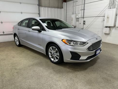Certified 2019 Ford Fusion SE image 3