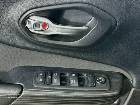 Used 2016 Jeep Cherokee Latitude FWD image 21