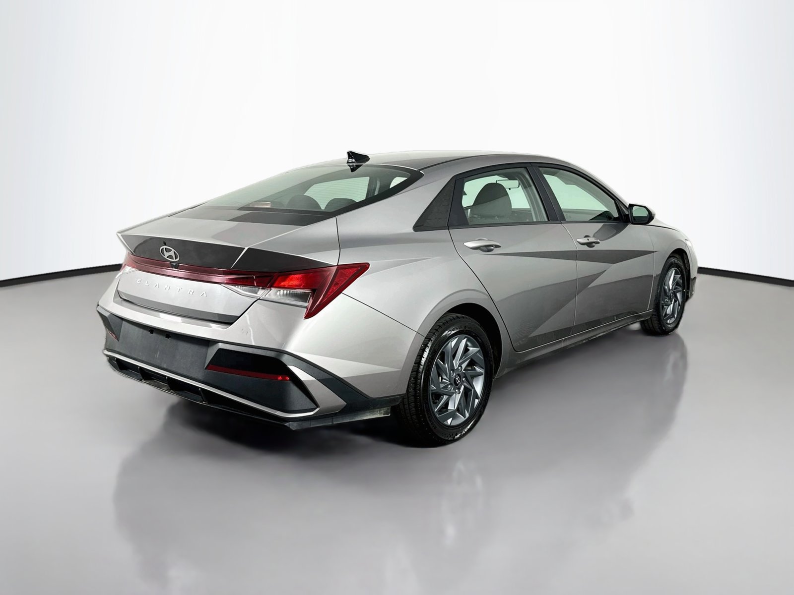 Used 2024 Hyundai Elantra SEL FWD image 8