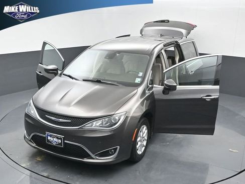 Used 2020 Chrysler Pacifica Touring w/ Advanced Safetytec Group FWD image 26