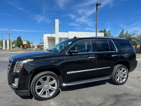 Used 2018 Cadillac Escalade Luxury image 2