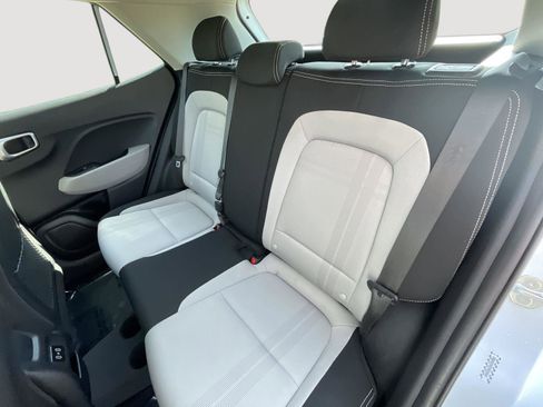 Used 2024 Hyundai Venue SEL FWD image 18
