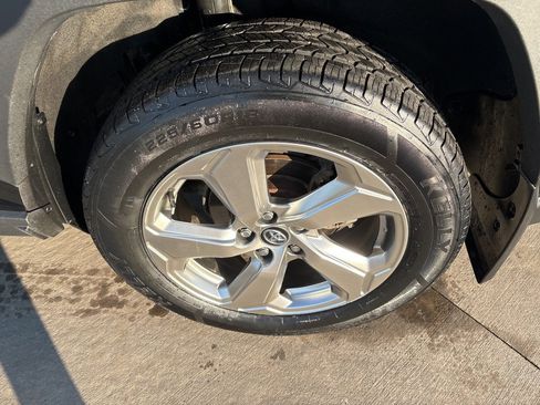 Used 2020 Toyota RAV4 Limited image 14