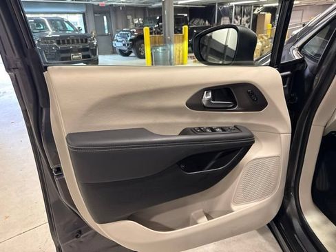 Used 2023 Chrysler Pacifica Touring-L FWD image 35