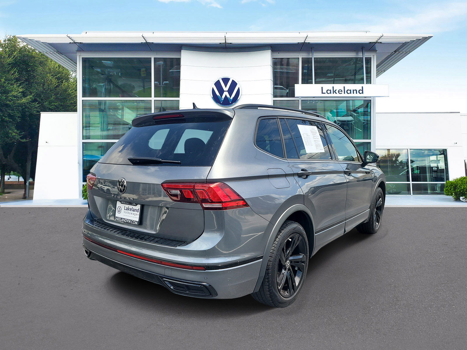 Used 2023 Volkswagen Tiguan SE R-Line FWD image 3