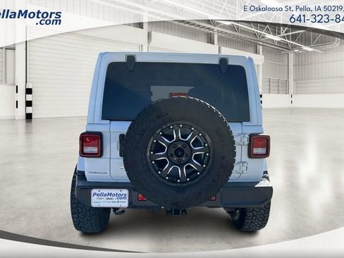 Used 2018 Jeep Wrangler Unlimited Sahara w/ Uconnect 4C Nav & Sound Group AWD/4WD image 4
