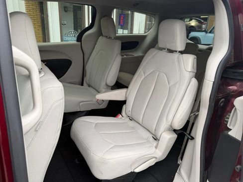 Used 2017 Chrysler Pacifica Touring FWD image 14