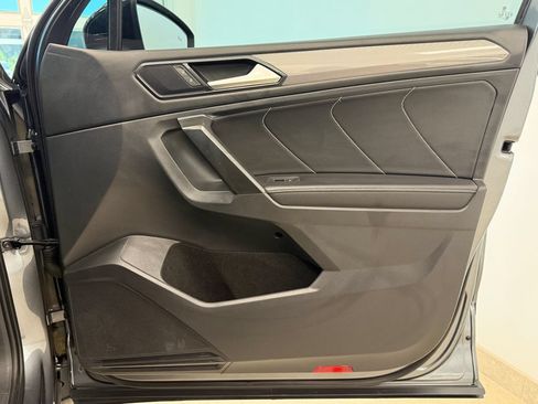 Used 2022 Volkswagen Tiguan SE w/ Panoramic Sunroof Package FWD image 17