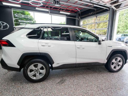 Used 2019 Toyota RAV4 LE w/ Carpet Mat Package AWD/4WD image 4