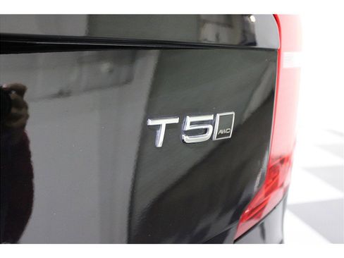 Used 2021 Volvo XC90 T5 Momentum w/ Protection Package Premier image 18