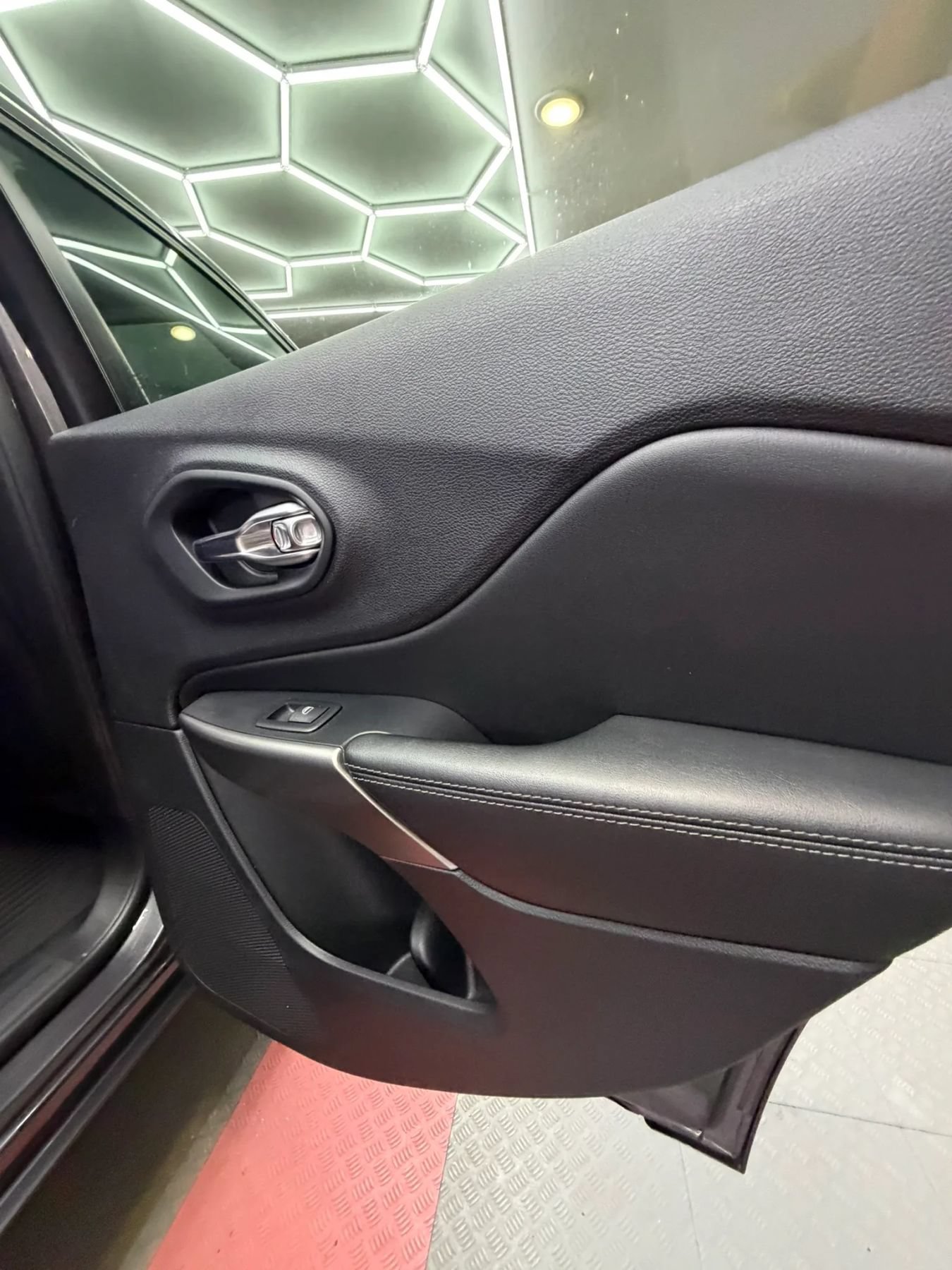 Used 2019 Jeep Cherokee High Altitude AWD/4WD image 29