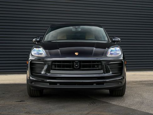 Certified 2026 Porsche Macan AWD/4WD image 6