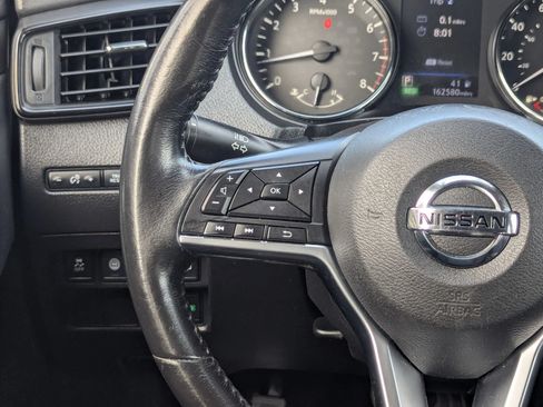 Used 2019 Nissan Rogue SV FWD image 18