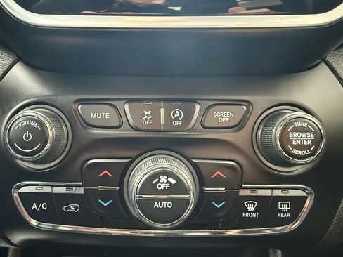 Used 2021 Jeep Cherokee Limited image 18